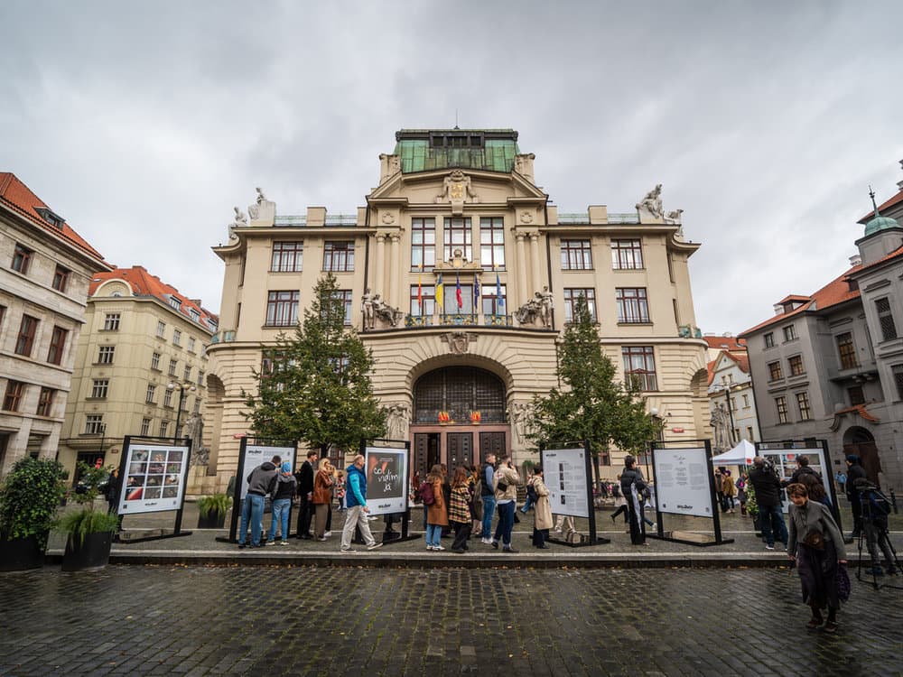 Výstava Co vidím já na Mariánském náměstí ukazuje svět očima dětí z dětských domovů